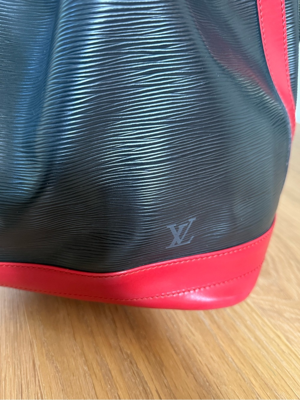 Louis Vuitton Epi Leather Black & Red Noe’ Large Bucket Handbag - Picture 4 of 17